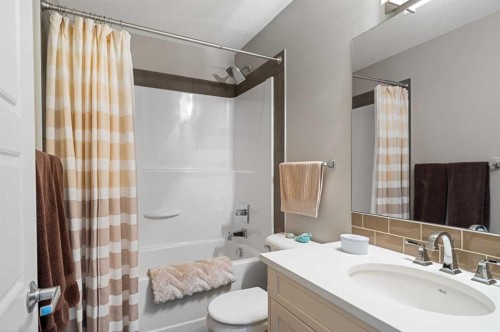 185 Cranbrook Villas Se, Calgary, AB - Indoor Photo Showing Bathroom