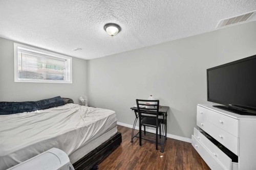 80 Pensville Road Se, Calgary, AB - Indoor Photo Showing Bedroom