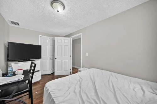 80 Pensville Road Se, Calgary, AB - Indoor Photo Showing Bedroom
