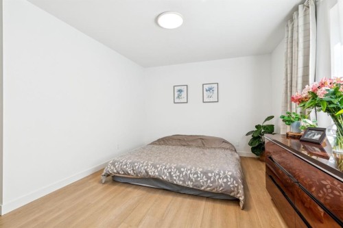 618 Oakhill Place Sw, Calgary, AB - Indoor Photo Showing Bedroom