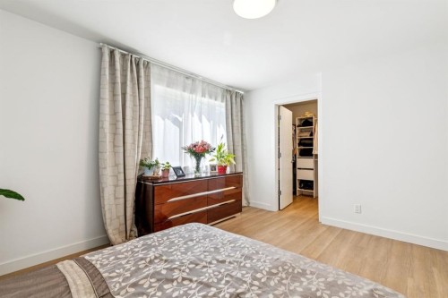 618 Oakhill Place Sw, Calgary, AB - Indoor Photo Showing Bedroom