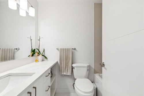 618 Oakhill Place Sw, Calgary, AB - Indoor Photo Showing Bathroom