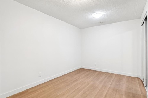 618 Oakhill Place Sw, Calgary, AB - Indoor Photo Showing Other Room
