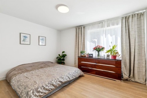 618 Oakhill Place Sw, Calgary, AB - Indoor Photo Showing Bedroom