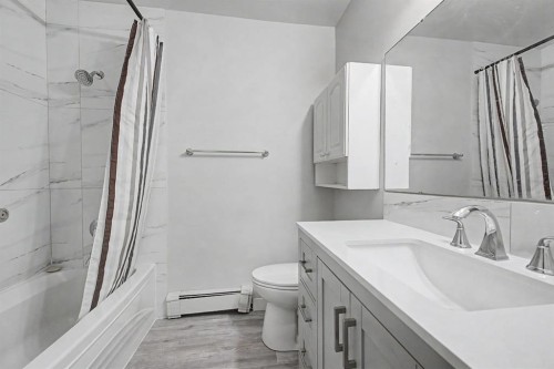 4004 79 Street Nw, Calgary, AB - Indoor Photo Showing Bathroom