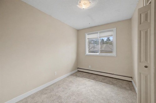 4004 79 Street Nw, Calgary, AB - Indoor Photo Showing Other Room