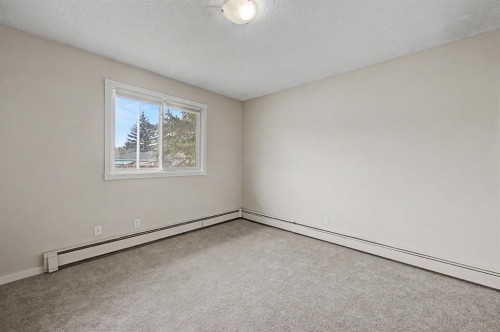 4004 79 Street Nw, Calgary, AB - Indoor Photo Showing Other Room