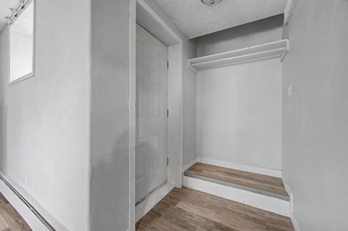 4004 79 Street Nw, Calgary, AB - Indoor Photo Showing Other Room