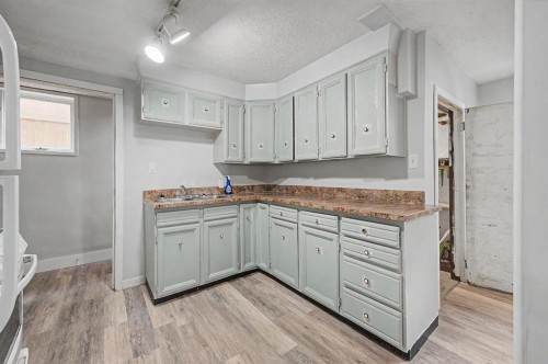 4004 79 Street Nw, Calgary, AB - Indoor Photo Showing Kitchen