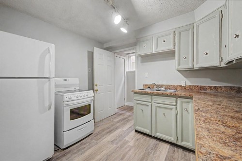 4004 79 Street Nw, Calgary, AB - Indoor Photo Showing Kitchen