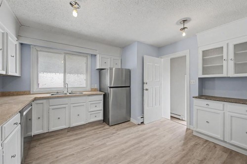 4004 79 Street Nw, Calgary, AB - Indoor Photo Showing Kitchen With Double Sink