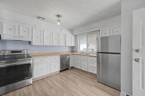 4004 79 Street Nw, Calgary, AB - Indoor Photo Showing Kitchen