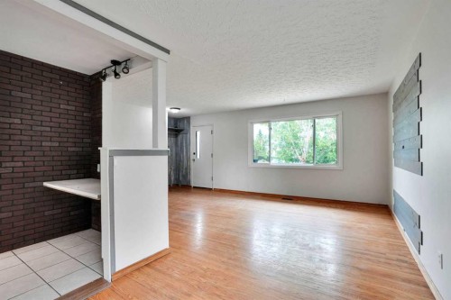 5404 Valentine Crescent Se, Calgary, AB - Indoor Photo Showing Other Room
