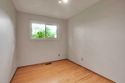 5404 Valentine Crescent Se, Calgary, AB - Indoor Photo Showing Other Room