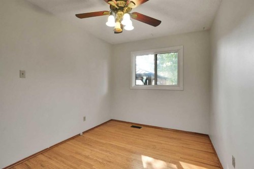 5404 Valentine Crescent Se, Calgary, AB - Indoor Photo Showing Other Room