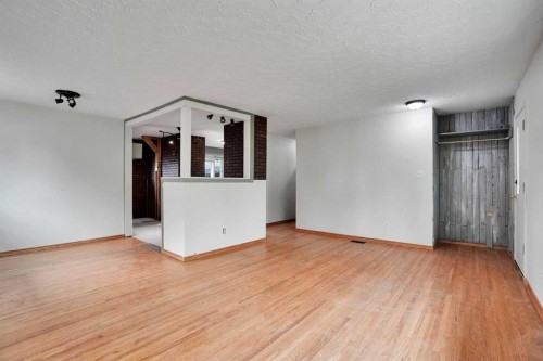 5404 Valentine Crescent Se, Calgary, AB - Indoor Photo Showing Other Room