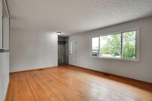 5404 Valentine Crescent Se, Calgary, AB - Indoor Photo Showing Other Room