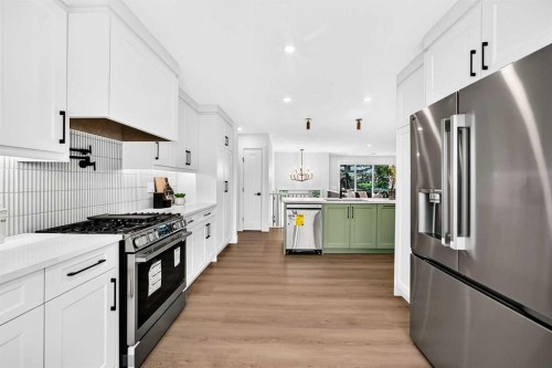 307 Silverthorn Way Nw, Calgary, AB - Indoor Photo Showing Kitchen With Upgraded Kitchen