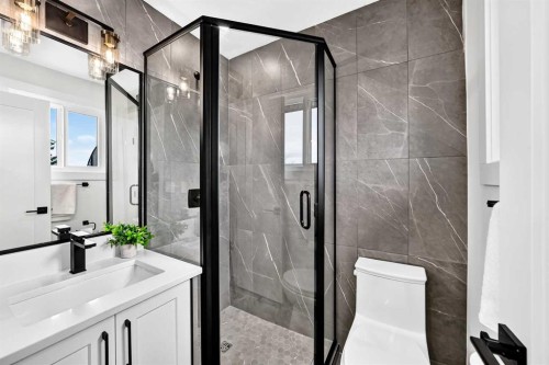 307 Silverthorn Way Nw, Calgary, AB - Indoor Photo Showing Bathroom