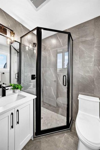 307 Silverthorn Way Nw, Calgary, AB - Indoor Photo Showing Bathroom