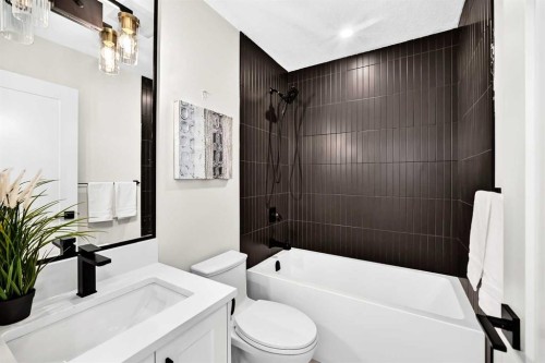 307 Silverthorn Way Nw, Calgary, AB - Indoor Photo Showing Bathroom