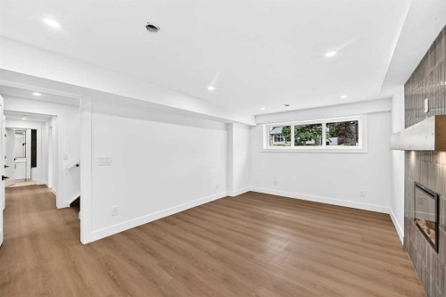 307 Silverthorn Way Nw, Calgary, AB - Indoor Photo Showing Other Room