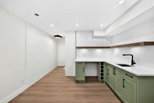 307 Silverthorn Way Nw, Calgary, AB - Indoor Photo Showing Kitchen