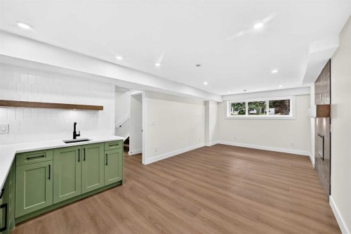 307 Silverthorn Way Nw, Calgary, AB - Indoor Photo Showing Kitchen