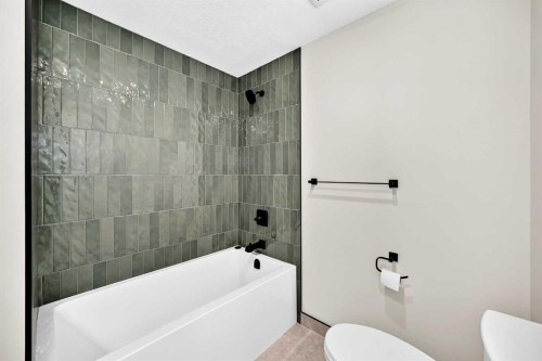 307 Silverthorn Way Nw, Calgary, AB - Indoor Photo Showing Bathroom