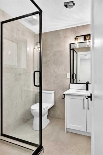 307 Silverthorn Way Nw, Calgary, AB - Indoor Photo Showing Bathroom