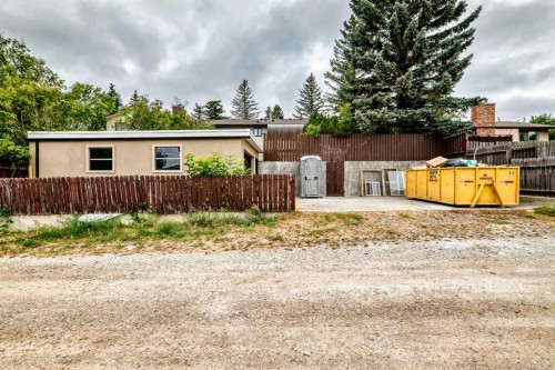 307 Silverthorn Way Nw, Calgary, AB - Outdoor