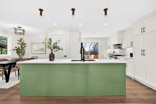 307 Silverthorn Way Nw, Calgary, AB - Indoor Photo Showing Kitchen