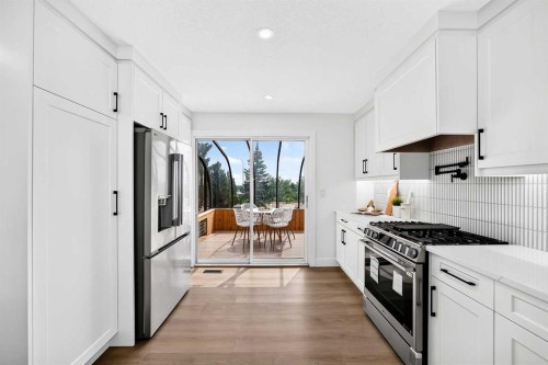 307 Silverthorn Way Nw, Calgary, AB - Indoor Photo Showing Kitchen With Upgraded Kitchen