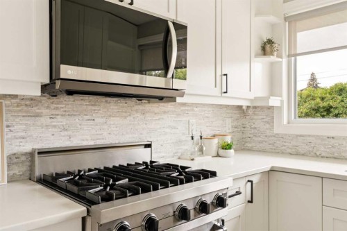27 Gateway Drive Sw, Calgary, AB - Indoor Photo Showing Kitchen With Upgraded Kitchen