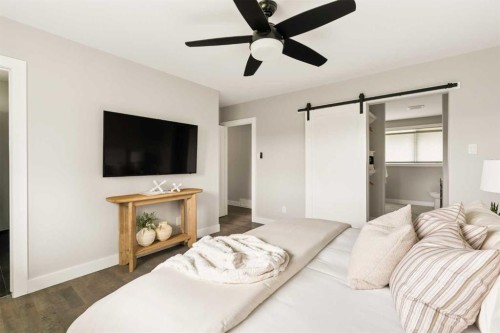 27 Gateway Drive Sw, Calgary, AB - Indoor Photo Showing Bedroom