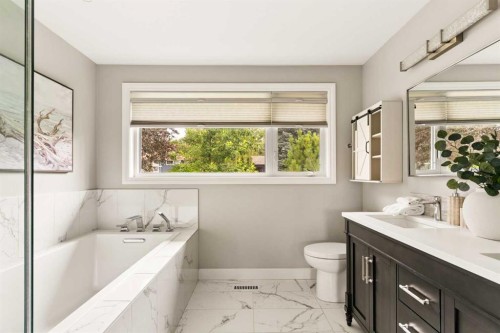 27 Gateway Drive Sw, Calgary, AB - Indoor Photo Showing Bathroom