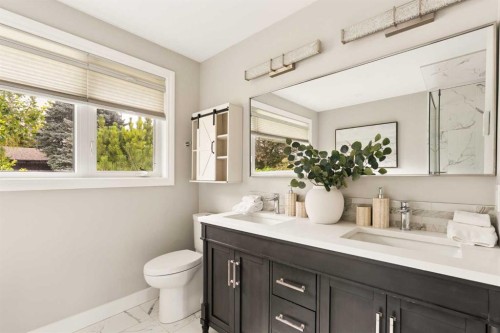 27 Gateway Drive Sw, Calgary, AB - Indoor Photo Showing Bathroom