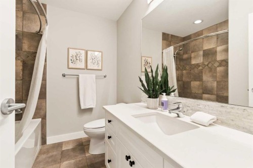 27 Gateway Drive Sw, Calgary, AB - Indoor Photo Showing Bathroom
