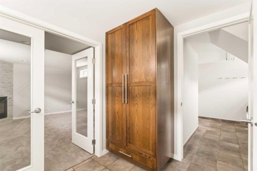 27 Gateway Drive Sw, Calgary, AB - Indoor Photo Showing Other Room