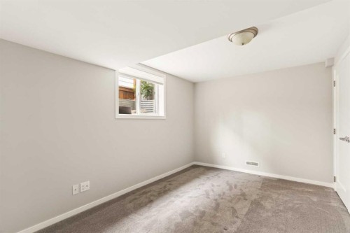 27 Gateway Drive Sw, Calgary, AB - Indoor Photo Showing Other Room
