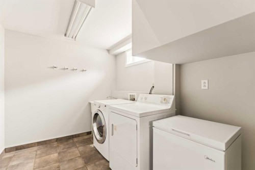 27 Gateway Drive Sw, Calgary, AB - Indoor Photo Showing Laundry Room