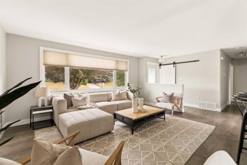 27 Gateway Drive Sw, Calgary, AB - Indoor Photo Showing Living Room