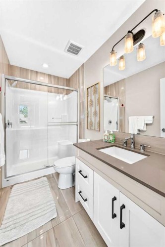120-10 Walgrove Se, Calgary, AB - Indoor Photo Showing Bathroom