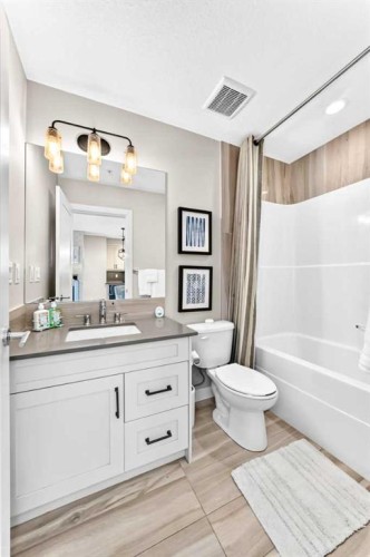 120-10 Walgrove Se, Calgary, AB - Indoor Photo Showing Bathroom