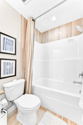 120-10 Walgrove Se, Calgary, AB - Indoor Photo Showing Bathroom