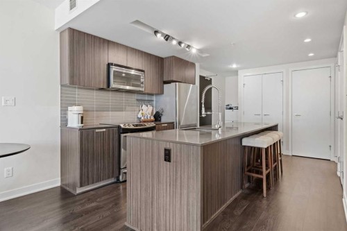701-626 14 Avenue Sw, Calgary, AB - Indoor Photo Showing Kitchen With Upgraded Kitchen