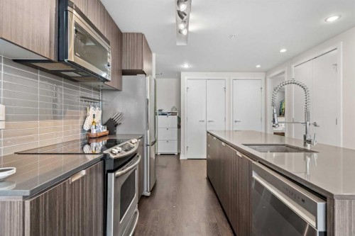 701-626 14 Avenue Sw, Calgary, AB - Indoor Photo Showing Kitchen With Upgraded Kitchen