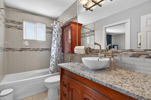 7539 Hunterview Drive Nw, Calgary, AB - Indoor Photo Showing Bathroom