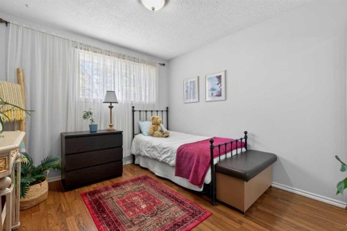 7539 Hunterview Drive Nw, Calgary, AB - Indoor Photo Showing Bedroom