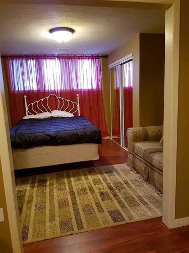 7539 Hunterview Drive Nw, Calgary, AB - Indoor Photo Showing Bedroom
